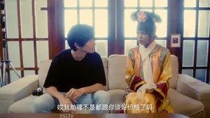 Em nữ học sinh nghịch ngợm thích cosplay dam dang trong lễ hội ở trường