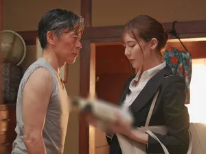 Ánh mắt khát dục của cô cháu gái cấp 3 vú khủng