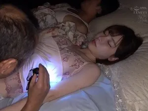 "Chồng tôi và anh là đồng nghiệp, quan hệ với tôi thì hơi quá đáng."