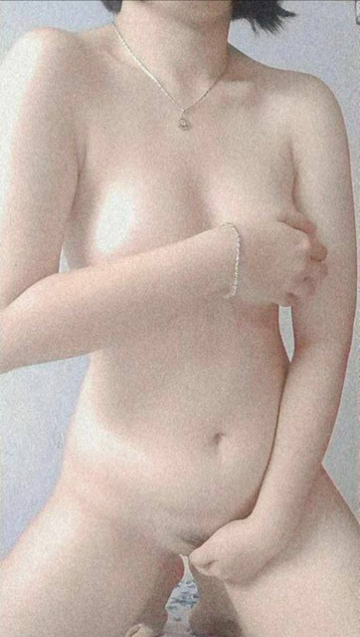 Cảnh 3P nổi tiếng của con đĩ hư hỏng! Một cô gái mảnh mai với đôi chân đẹp! Nút chặn hậu môn được đưa vào âm hộ và miệng được cắm vào. Biểu cảm thì dâm dục và cảm giác thì tuyệt...