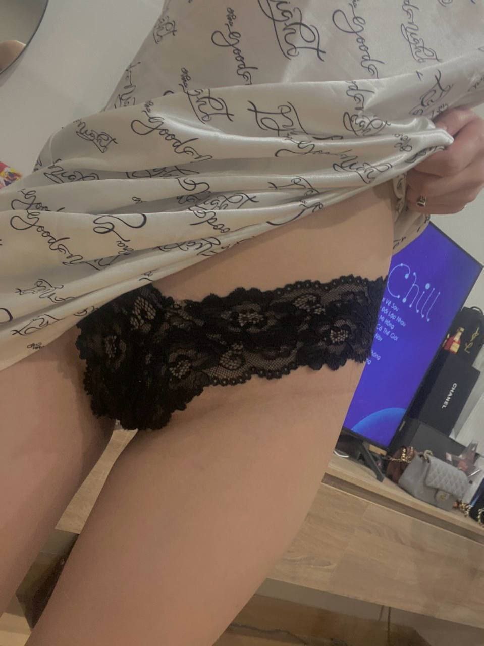 Nữ thần ngoại vi mặc sườn xám lụa đen, bộ ngực trắng nõn nà và phong cách quyến rũ...